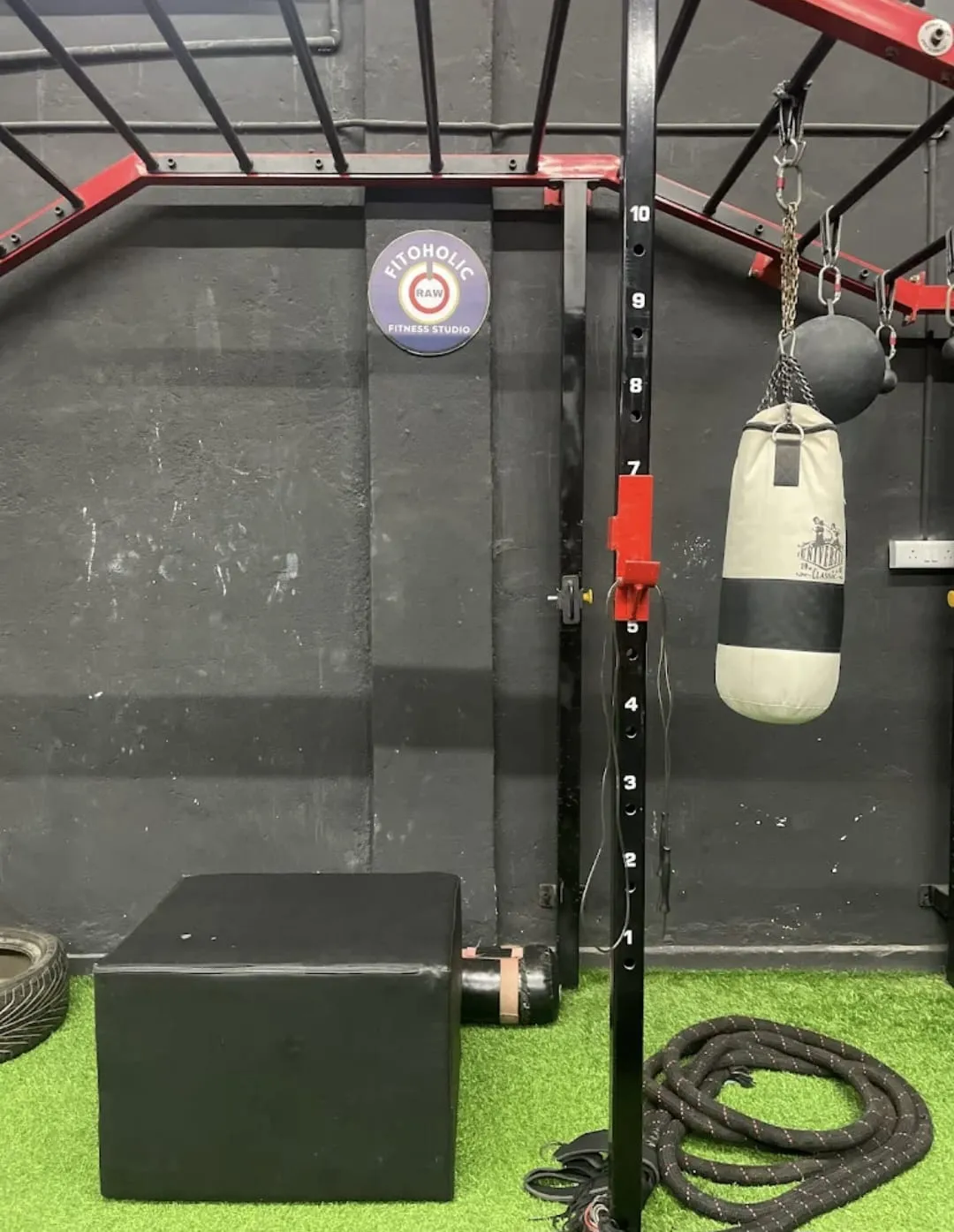 Fitoholic Raw Fitness Studio: Calisthenics x Yoga